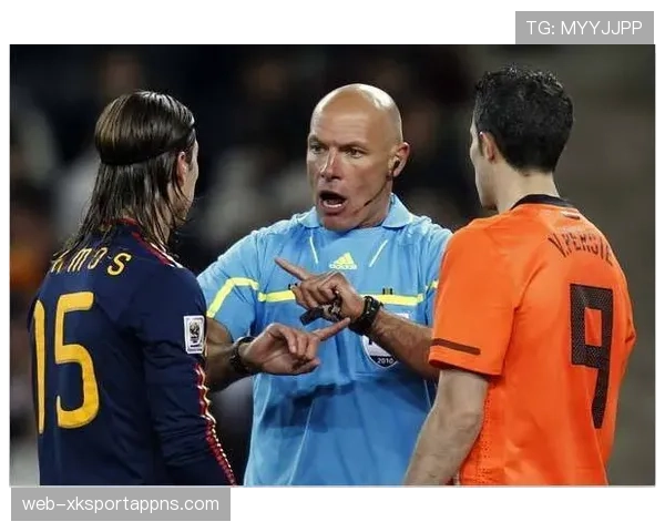 规则拆解型：裁判手势都代表啥？一文读懂足球判罚信号背后含义